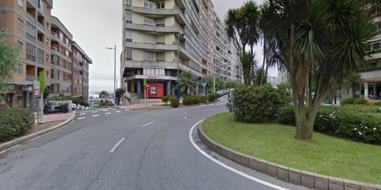 Agreden a un hombre por golpear un coche cuando caminaba sin pantalones por Travesía de Vigo
