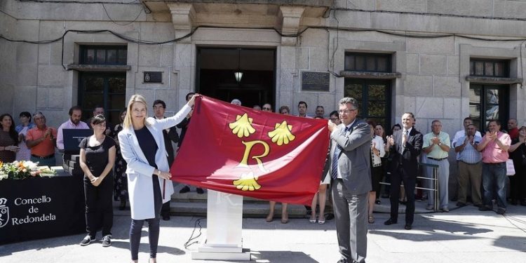 Redondela recibe o seu escudo e bandeira oficial