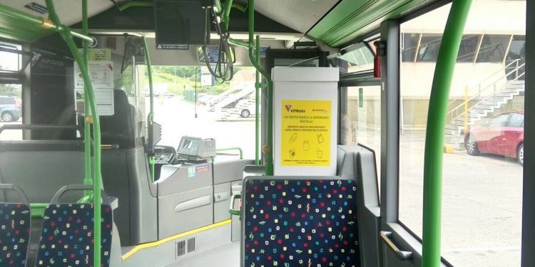 Vitrasa instala cubos de reciclaxe nos autobuses