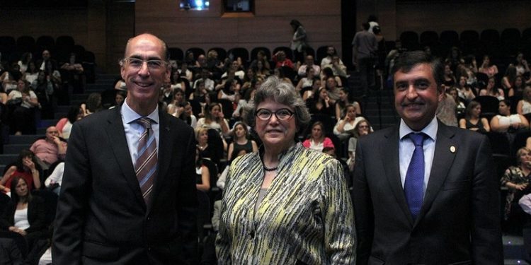 Paula Wilson, en el 25 aniversario de la Escuela Universitaria de Povisa