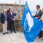 Alberto Nez Feijo izando la bandera azul del Monte Real Rosana Calvo