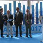 El presidente de la Xunta entrega la bandera azul al presidente del MRCYB Rosana Calvo