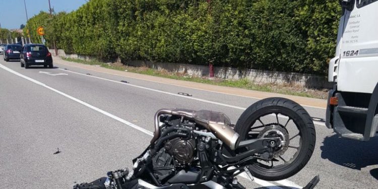 Un motorista herido en Vigo al chocar contra un vehículo pesado