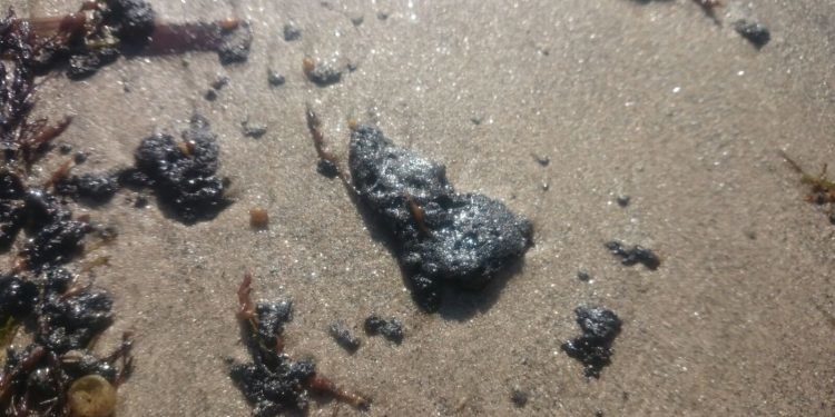 Un vertido de chapapote obliga a cerrar la playa de Samil