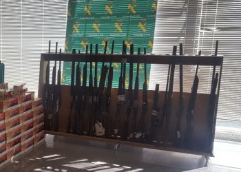 Denunciados los dueños de las armas intervenidas en un taller clandestino de Tomiño