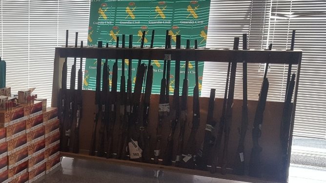 Denunciados los dueños de las armas intervenidas en un taller clandestino de Tomiño