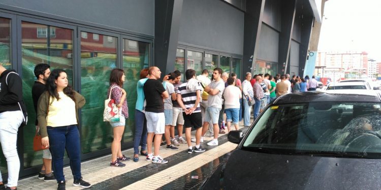 Colas de dos horas en Balaídos para renovar o dar de alta el abono