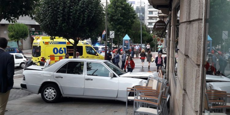 Susto en Simón Bolívar tras empotrarse un coche contra la terraza de un bar