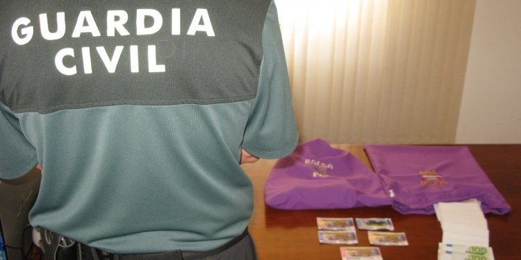 Cogen in fraganti a tres personas que querían estafar a una anciana con el timo de la estampita