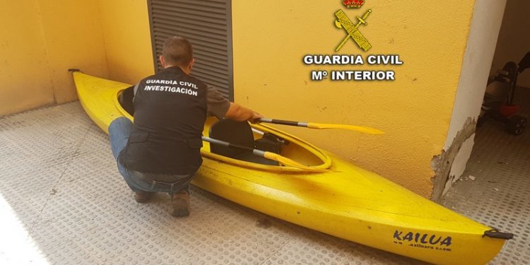 Detienen a dos hermanos acusados de entrar en una casa de A Guarda y robar una piragua