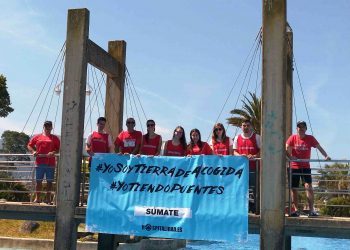 Cientos de firmas recogidas en Samil para exigir hospitalidad con las personas migrantes y refugiadas