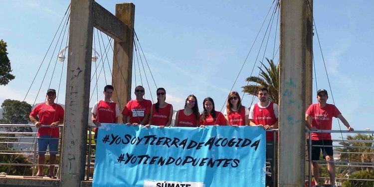 Cientos de firmas recogidas en Samil para exigir hospitalidad con las personas migrantes y refugiadas