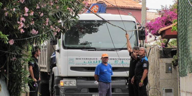 Un camión derriba tres postes en Vigo al engancharse con el cableado