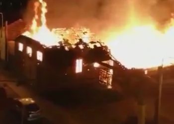 Un incendio arrasa por completo un astillero en Moaña