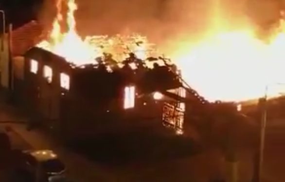 Un incendio arrasa por completo un astillero en Moaña