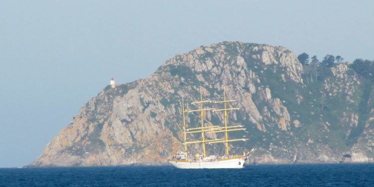 El «Mircea», buque escuela de Rumanía, abre sus puertas en Vigo
