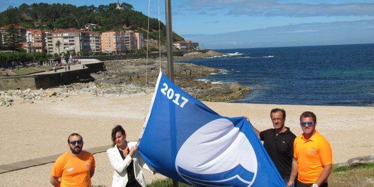A Concheira iza a bandeira azul por primeira vez na súa historia