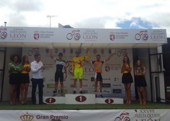 El Club Ciclista Rías Baixas triunfa en la Vuelta a León con Willem Jakobus