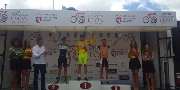 El Club Ciclista Rías Baixas triunfa en la Vuelta a León con Willem Jakobus