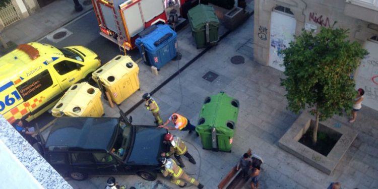 Susto en el centro de Vigo al chocar un todoterreno con varios coches, contenedores y una cabina