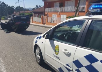 Una mujer resulta herida en Tomiño tras volcar con su coche y arrancar un poste de luz