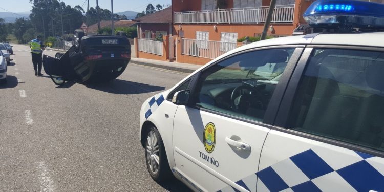 Una mujer resulta herida en Tomiño tras volcar con su coche y arrancar un poste de luz