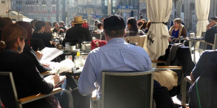 Critican el retraso en la puesta en marcha de la nueva ordenanza de terrazas