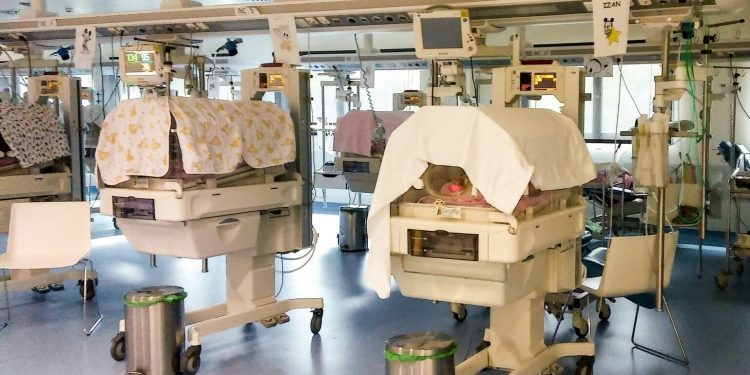 Denuncian que una sola enfermera llega a atender a 19 neonatos en el Álvaro Cunqueiro