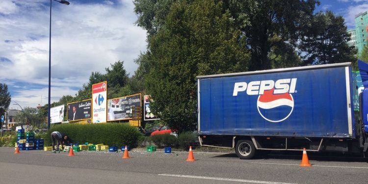Un camión de refrescos pierde su carga en la avenida de Madrid
