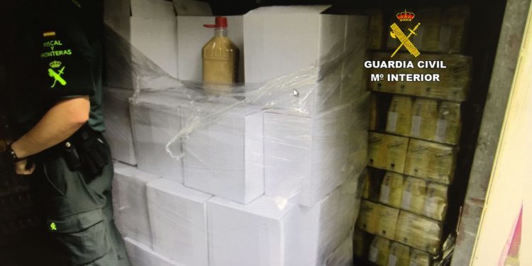 La Guardia Civil se incauta en O Morrazo de una partida de licor de orujo clandestino