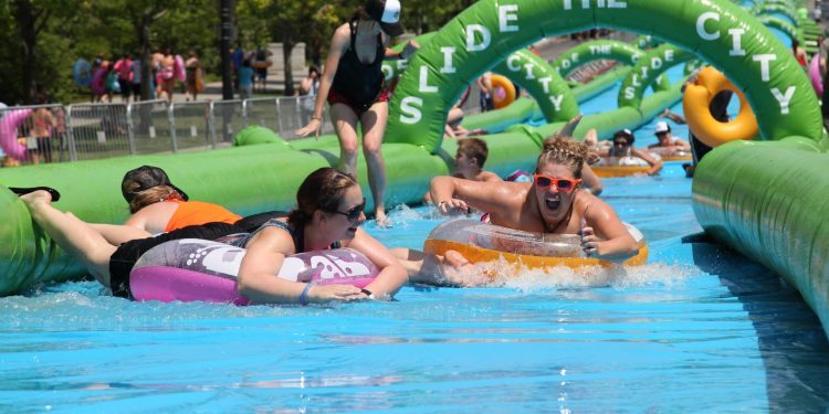 «Megatobogán» acuático en Navia para el Vigo en Festas