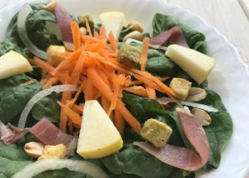 Ensalada de espinacas con cacahuetes