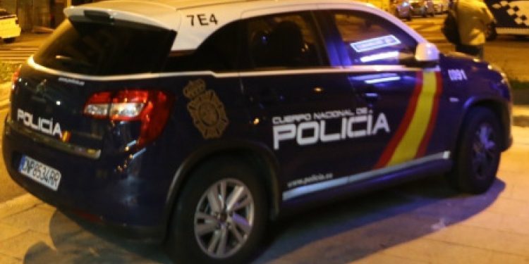 Detenido en Vigo tras ser interceptado cuando acarreaba sombrillas robadas en un local