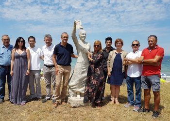 Praia América expón 17 esculturas que repasan os oficios tradicionais galegos
