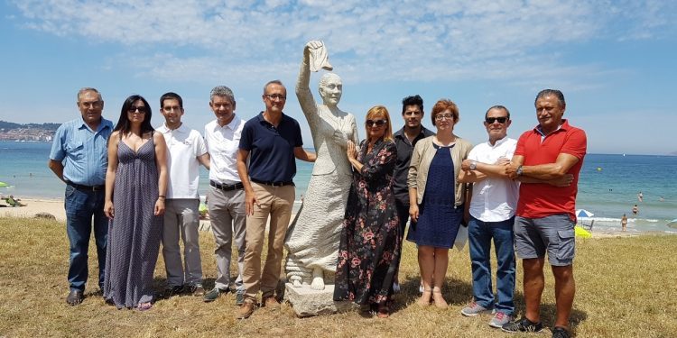 Praia América expón 17 esculturas que repasan os oficios tradicionais galegos