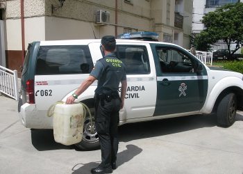 La Guardia Civil sorprende a una pareja de Goian robando gasoil en Ponteareas