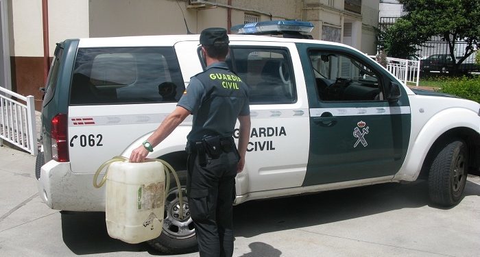 La Guardia Civil sorprende a una pareja de Goian robando gasoil en Ponteareas
