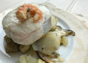 Merluza al horno con langostinos y verduras