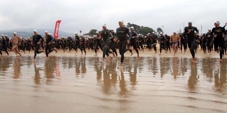 Ribeiro y Mezquita ganan la travesía a nado Costa Serena