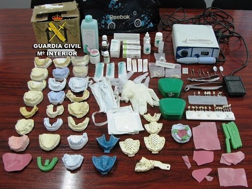 Detenido un falso dentista que estafó a clientes y laboratorios en Ourense, A Coruña y Vigo