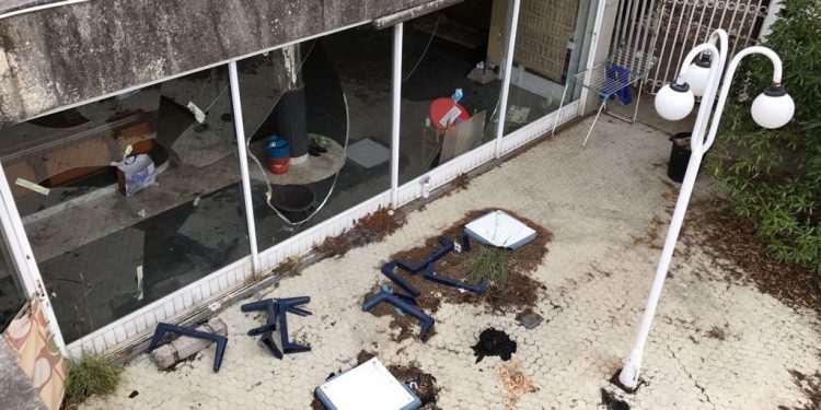 Abandono de la cafetería del mirador del Castro