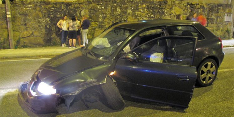 Un conductor da positivo tras derribar el cierre de una vivienda en Canido