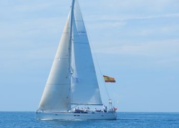 El Nautilus de la Armada Española navega líder a su paso por Alegranza.