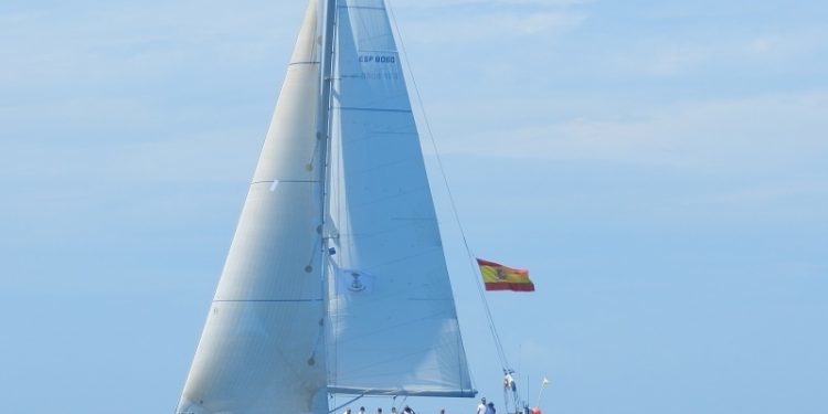 El Nautilus de la Armada Española navega líder a su paso por Alegranza.