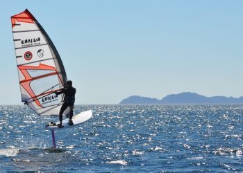 La primera tabla de «windfoiling» de Galicia «vuela» sobre la Ría de Vigo