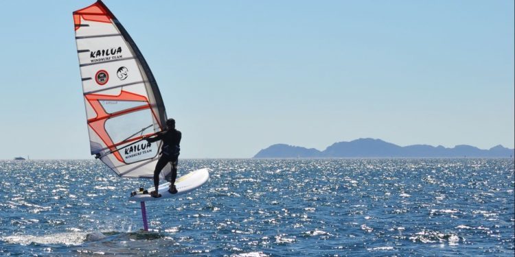 La primera tabla de «windfoiling» de Galicia «vuela» sobre la Ría de Vigo
