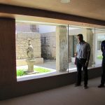 170809 Rodal y Bahamonde na galera da ludoteca con vistas ao Patio dos Peregrinos do novo Arquivo Histrico e Biblioteca Municipal de Ba