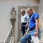 170809 Rodal y Bahamonde xunta figura do Apstolo no Patio dos Peregrinos do novo Arquivo Histrico e Biblioteca Municipal de Baiona_0