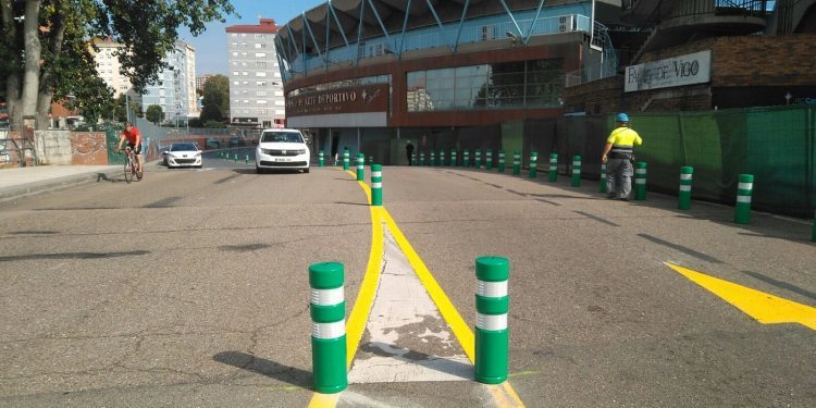 La instalación del soporte de la cubierta de Río corta la avenida de Citroën en ambos sentidos