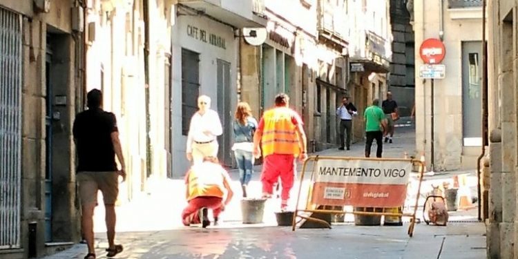 Un servizo especial de limpeza acondiciona as rúas de Vigo con motivo do paso do Cristo da Vitoria